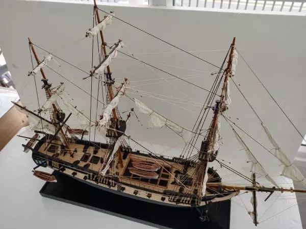 HMS Surprise (Gamme Première) - Maquette de bateau