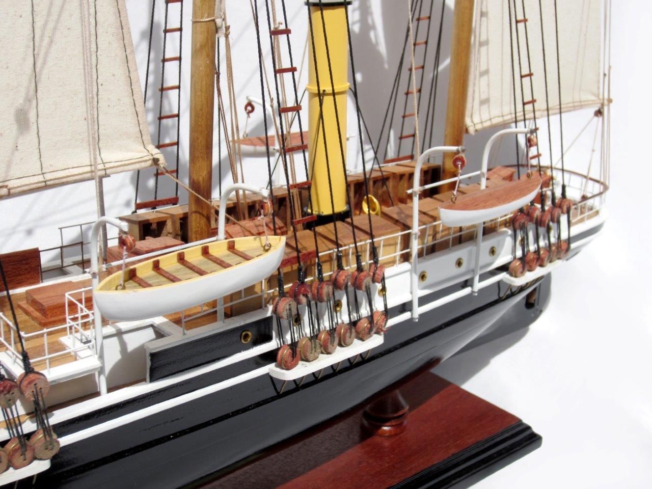 2044-12075-Endurance-Model-Boat
