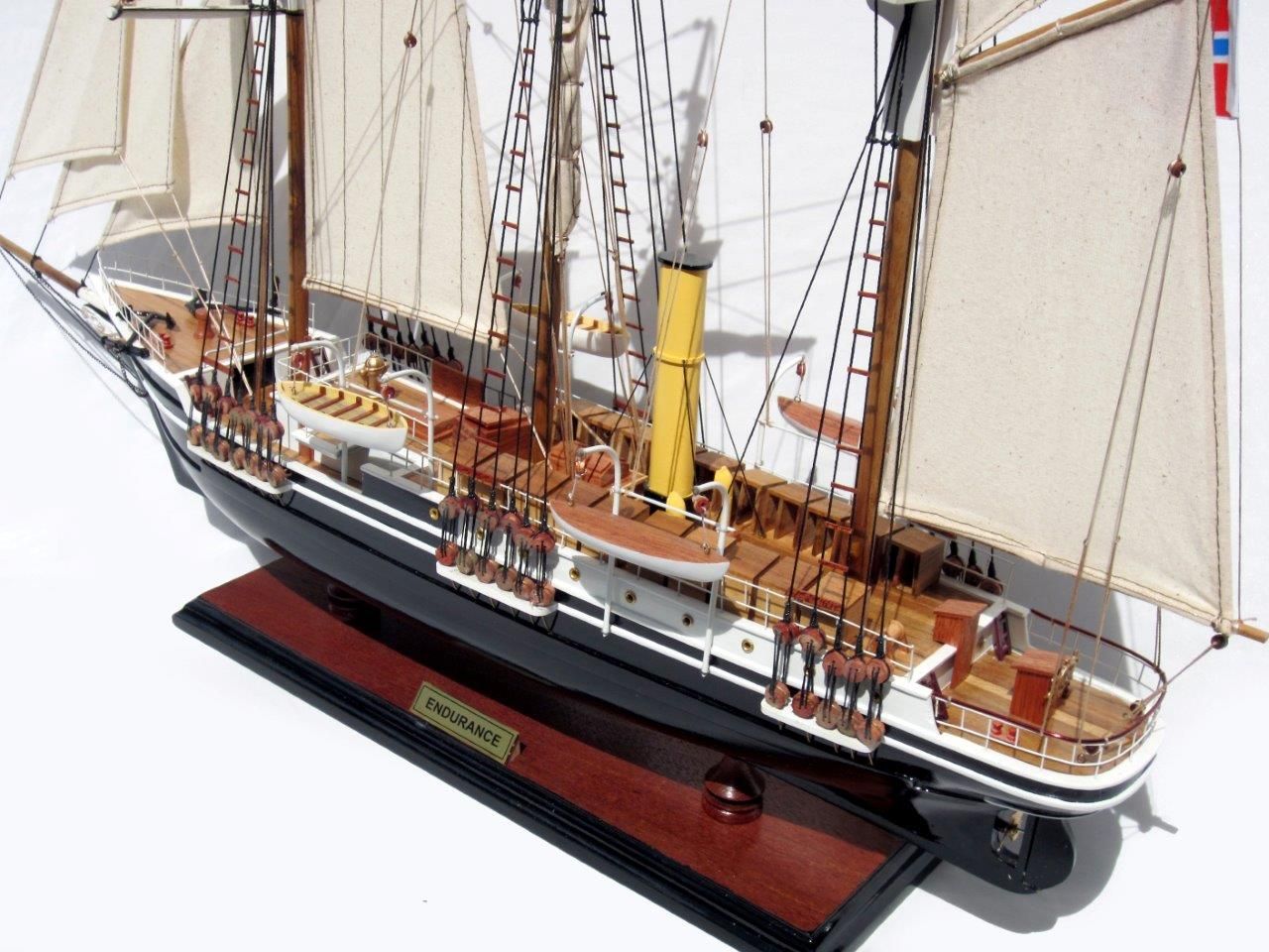 2044-12077-Endurance-Model-Boat