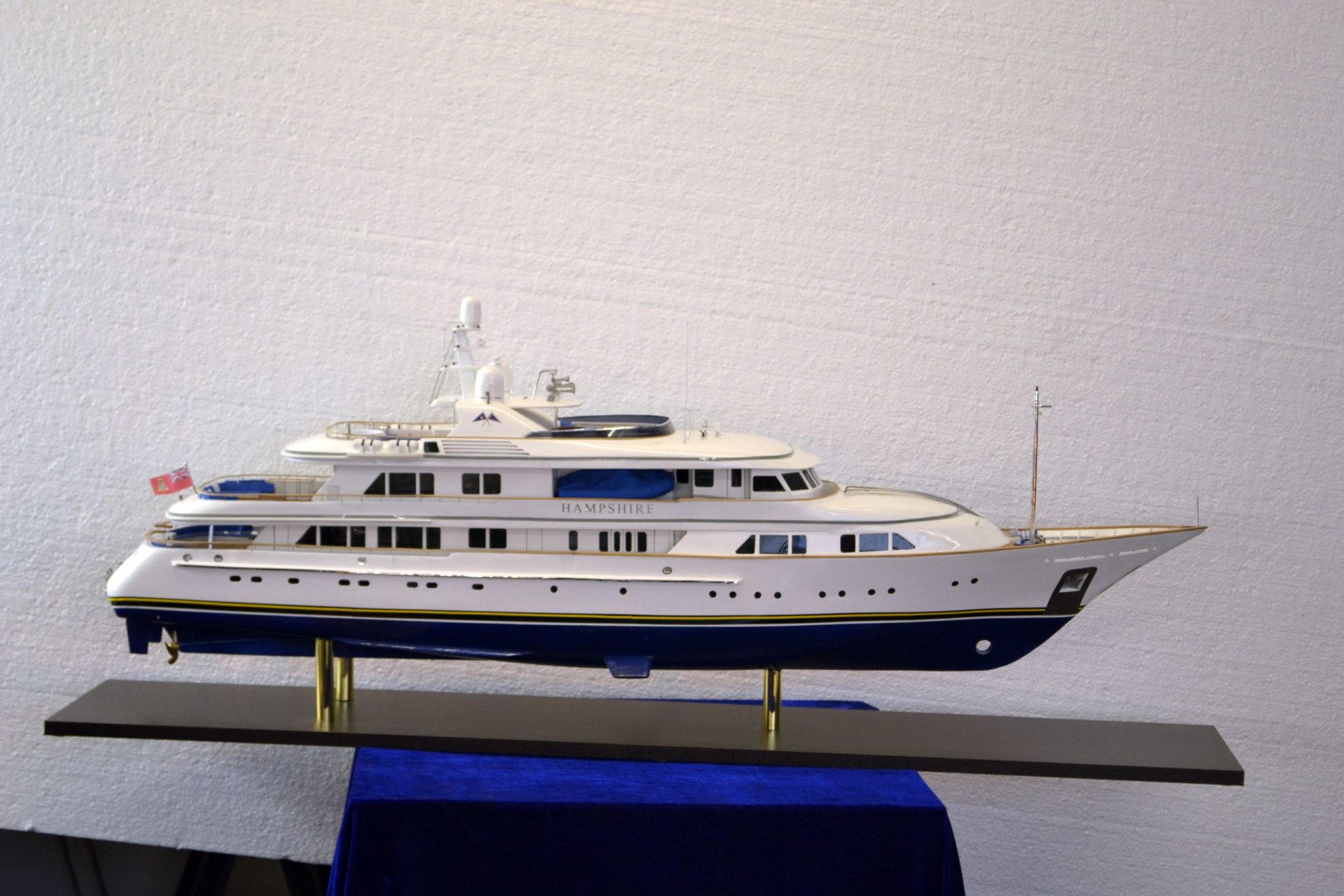 Modèle réduit du yacht à moteur Hampshire d'exposition - Premier Ship Models