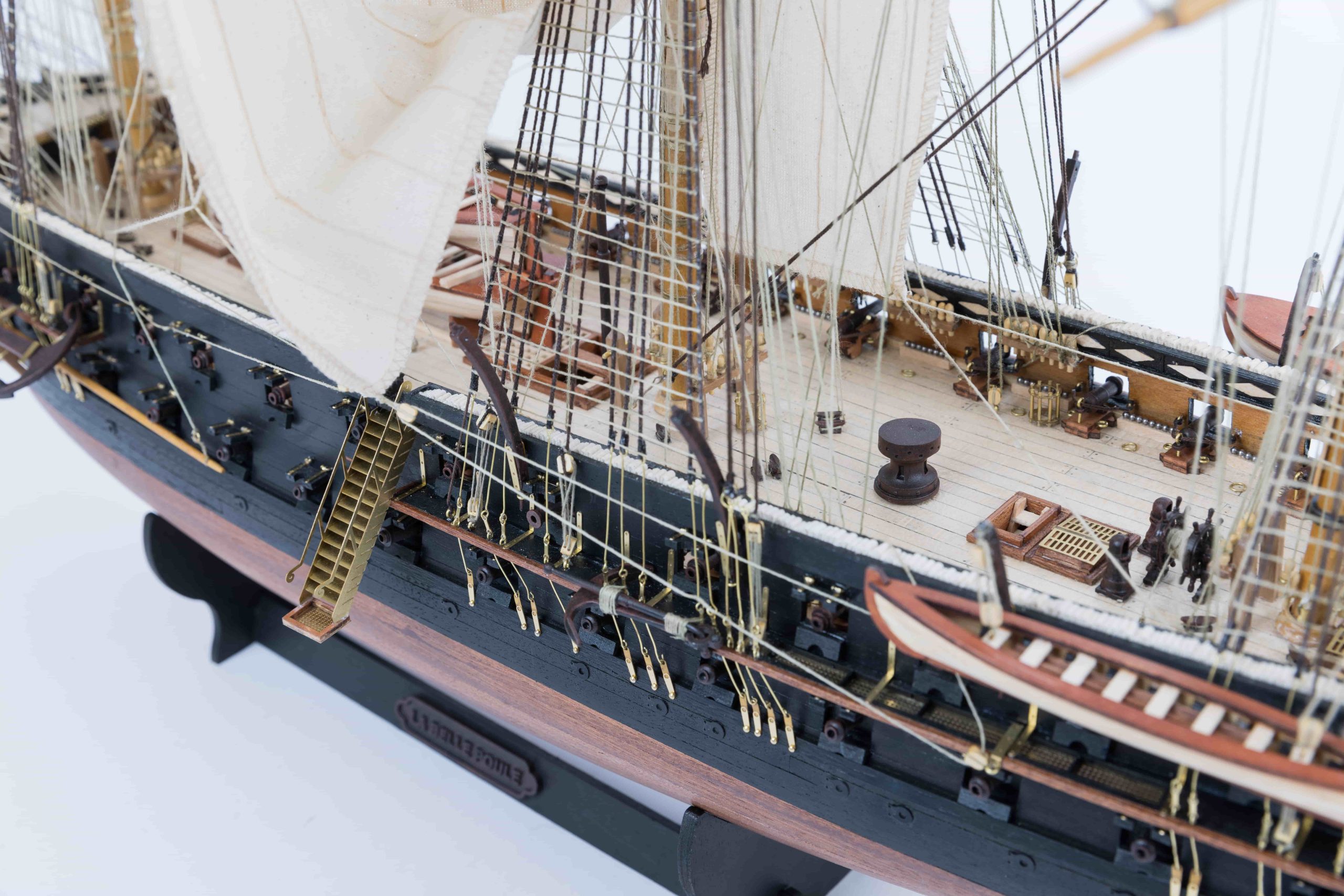 Maqueta-de-barco-de-madera-Belle-Poule-OcCre-12compressed-scaled