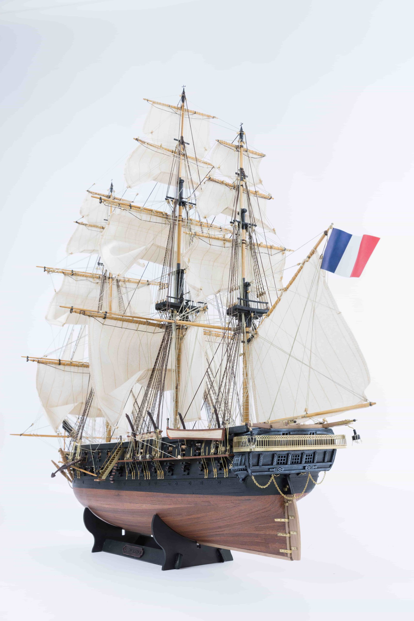 Maqueta-de-barco-de-madera-Belle-Poule-OcCre-9compressed-scaled