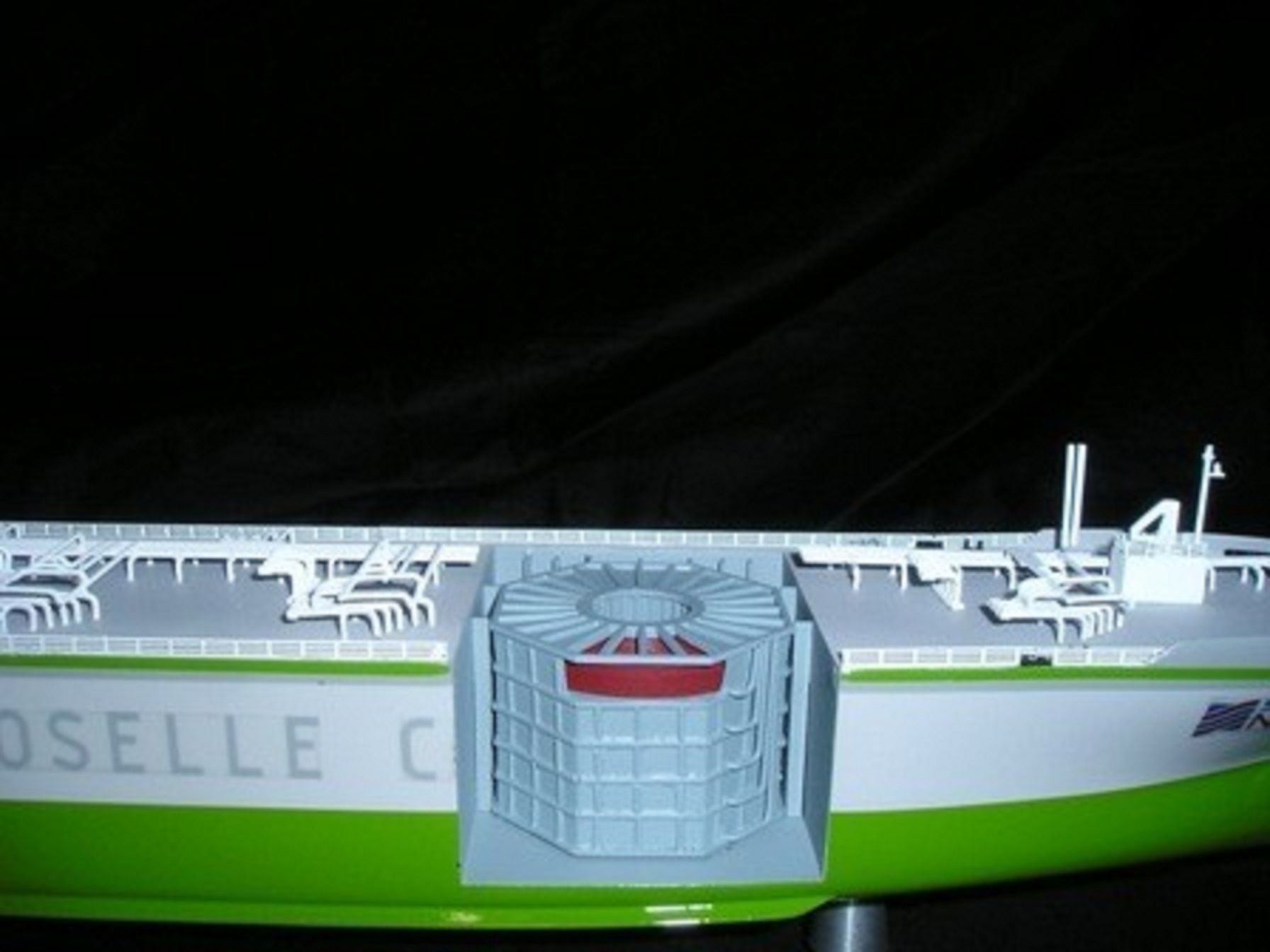Maquette bateau - Coque ouverte du GNC (Gaz Naturel Comprimé) en vitrine
