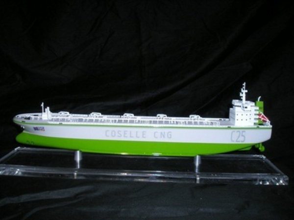 Maquette bateau - Coque ouverte du GNC (Gaz Naturel Comprimé) en vitrine
