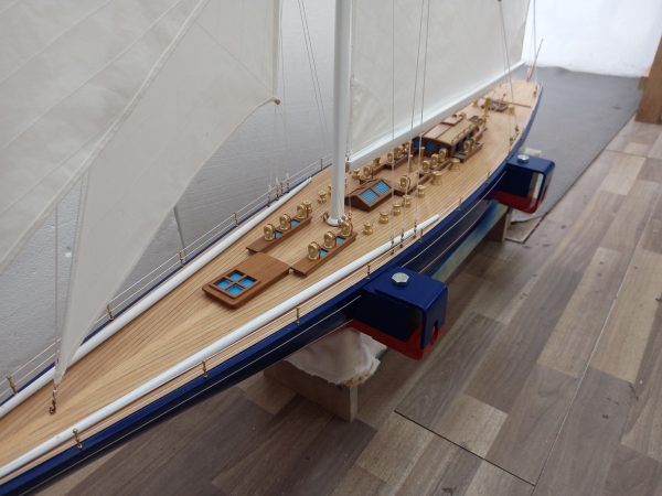 Maquette bateau - Endeavour Yacht (Gamme Supérieure)