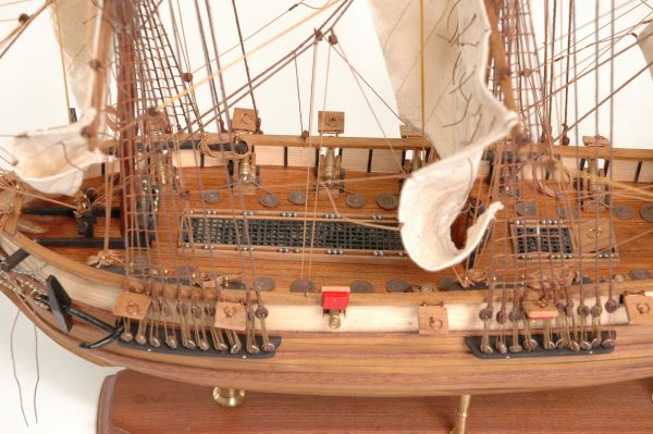 Maquette bateau - Astrolabe (Gamme Supérieure)